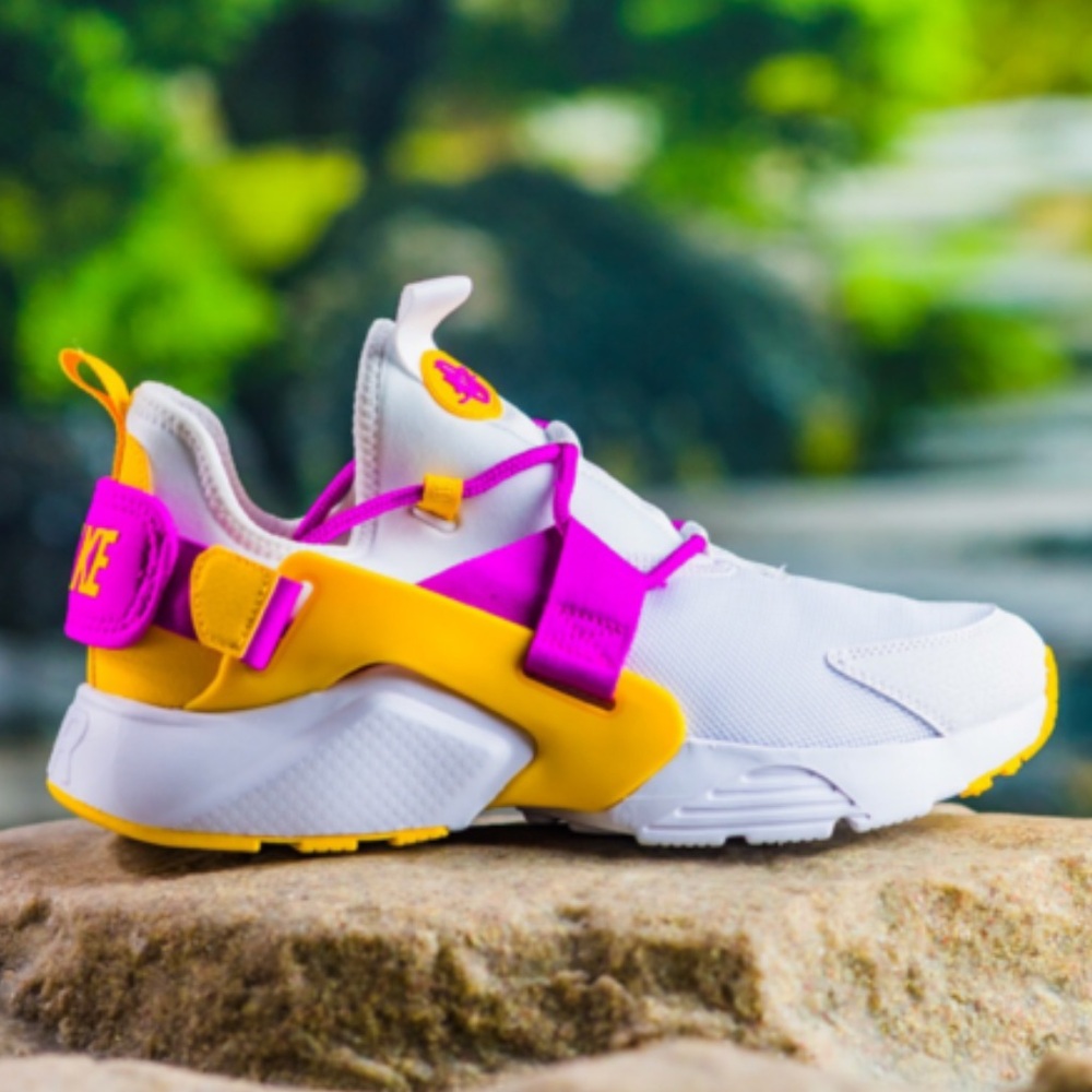 NIKE Air Huarache City Low Women’s Shoes White Fuchsia Gold